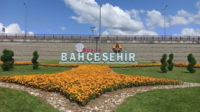 Bahçesehir Çiçeklerle Bezendi