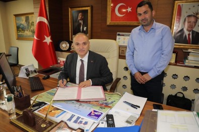 Baskan Faruk Özlü TUBITAK Ile Sözlesme Imzaladi