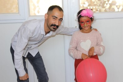 Çocuklar Için Engelleri Asip Köy Köy Geziyor