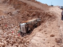 Elazig'da Kamyon Sarampole Devrildi Açiklamasi 1 Ölü