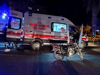 Hatay'da Yarali Motosiklet Sürücüsüne Ilk Müdahaleyi Çarptigi Ambulansin Personeli Yapti