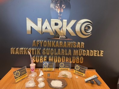 Süphe Üzerine Durdurulan Araçta 2 Kisi Uyusturucu Maddeler Ile Yakalandi