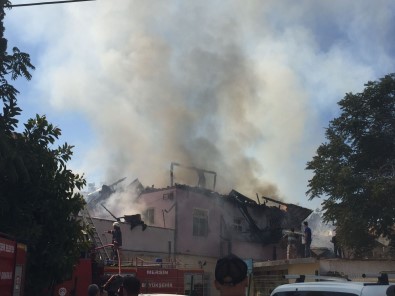 Tarsus'ta Tarihi Evde Yangin