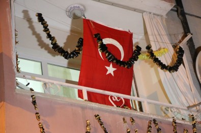 Uçak Kazasinda Hayatini Kaybeden Pilotun Elazig'daki Babaevine Türk Bayragi Asildi