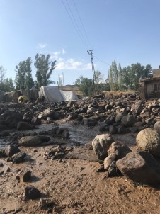 Agri'da Sel Sulari Evini Basinca Kalp Krizi Geçiren Kadin Hayatini Kaybetti