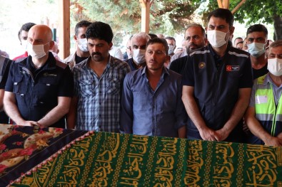 Bakan Kurum Ve Bakan Karaismailoglu Selde Hayatini Kaybeden Kadinin Cenazesine Katildi