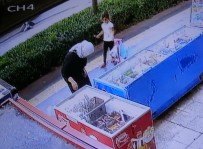 Diyarbakir'da Anne Siddeti Kamerada Açiklamasi Önce Kafasina Basti, Sonra Tokatladi