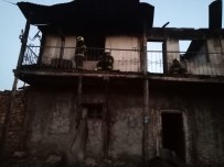 Evi Yanan Yasli Kadinin Evine Bakarak Aglamasi Yürekleri Yakti