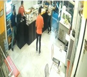 Önce Ustayi Biçakladi, Ardindan Dükkani Dagitti Açiklamasi Biçakli Saldiri Güvenlik Kamerasina Yansidi