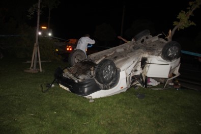 Otomobil Agaci Koparip Takla Atti Açiklamasi 1 Ölü, 2 Yarali