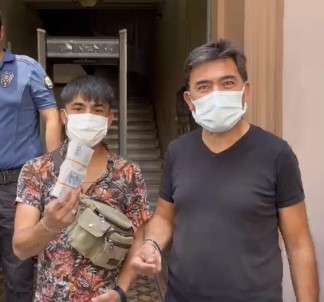 (Özel) Taksim'de Taksiciden Yabanci Uyruklu Gence Insanlik Örnegi