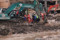 Selde Çöken Apartmandan Bir Vatandasin Cansiz Bedeni Çikartildi