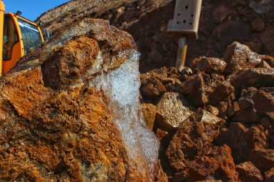 Sinir Duvari Çalismalarinda Binlerce Yillik Yer Alti Buzuluna Rastlandi