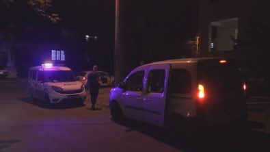 Tartistigi Akrabalarini Biçaklayan Sahis Saklandigi Evde Yakalandi