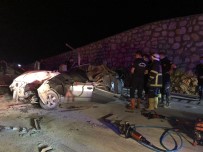 Kaza Yapan Araçlara Yardim Için Duran Tira Otomobil Çarpti Açiklamasi 2 Ölü, 3 Yarali