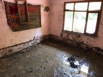 Sel evini doldurdu! 30 santimetre boşlukta 2,5 saat yaşam mücadelesi verdi