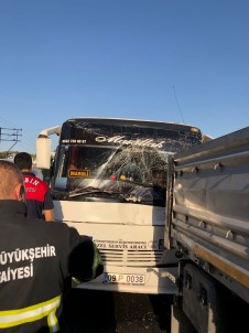 Servis Otobüsü Ile Tir Çarpisti Açiklamasi 11 Yarali