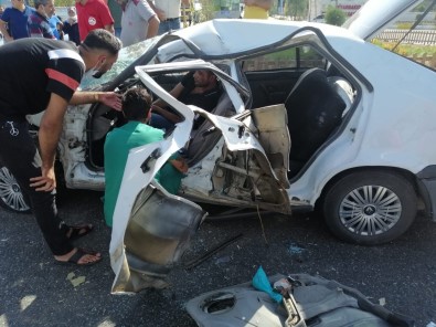 Diyarbakir'da Servis Midibüsü Ile Otomobil Çarpisti Açiklamasi 3 Yarali