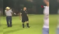 Honduras'ta hakem, maçta linç korkusuyla silah çekti