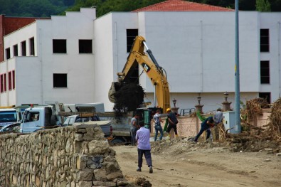 Kastamonu'da Felaketin Izlerini Silebilmek Için Çalismalar Devam Ediyor