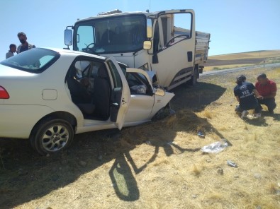 Otomobil Ile Kamyon Çarpisti Açiklamasi 1 Ölü, 1 Yarali