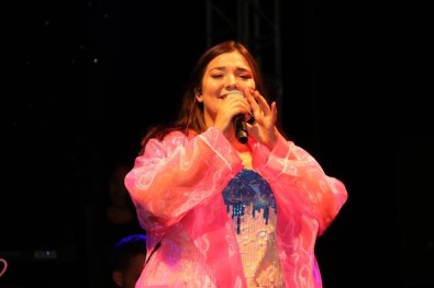 Tugçe Kandemir'in Konserinde 15 Bin Fidan Toplandi