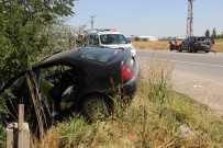 Otomobiller Çarpisti, Biri Bahçeye Daldi Açiklamasi 4 Yarali