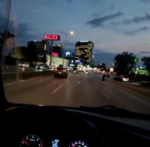 Bursa'da Canlarini Hiçe Saydilar.. Hizla Akan Trafikte Yolun Karsisina Geçmeye Çalistilar