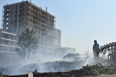 Demir Kesen Isçi Fabrika Bahçesini Yakti