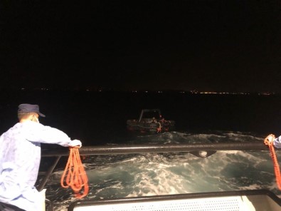 Izmir Açiklarinda 8 Düzensiz Göçmen Kurtarildi