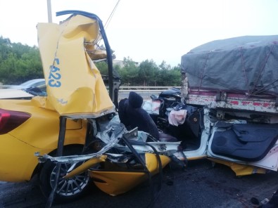 Izmir'de Ticari Taksi Tira Ok Gibi Saplandi Açiklamasi 1 Ölü, 2 Agir Yarali