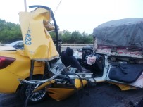 Izmir'de Ticari Taksi Tira Ok Gibi Saplandi Açiklamasi 1 Ölü, 2 Agir Yarali