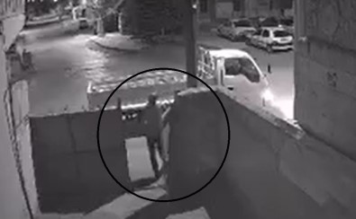 Kamyonetle Geldiler, Demir Kapiyi Çaldiktan Sonra Kaçtilar