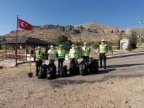 Kaymakam Yilmaz, Sehit Fethi Sekin'in Kabrini Temizledi