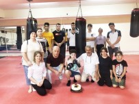 Küçük Boksöre Yas Günü Sürprizi