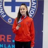 Milli Karateci Kemer'e Madalya Ile Döndü