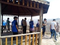 Nemrut Dagi Milli Parki'nda Gençler Temizlik Yapti