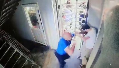 (ÖZEL) Çeçen Asilli Oldugu Iddia Edilen Grubun Güvenlik Görevlilerine Saldirdigi Anlarin Görüntüsü Ortaya Çikti