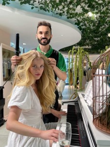 Piyano Çalarken Saçlarini Yaptirdi