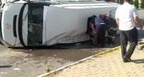 Servis Minibüsü Ile Otomobil Çarpisti Açiklamasi 9 Yarali
