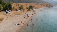 Van Gölü Sahilleri Serinlemek Isteyenlerle Dolup Tasti