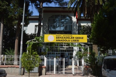 Gediz Anadolu Lisesi Basarilariyla Göz Dolduruyor