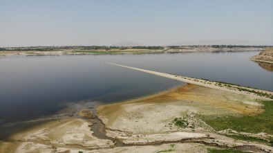 Sularin Çekilmesiyle Ortaya Çikan Demir Yolu, Baraji Adeta Ikiye Ayirdi