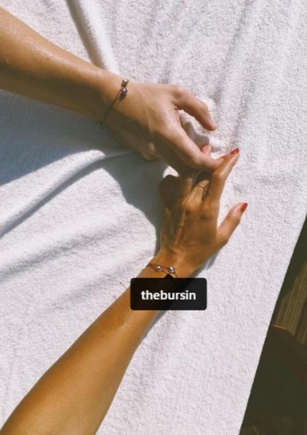 Hande Erçel'den el ele tatil pozu!