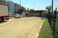 Hafriyat Kamyonu Devrildi, Tonlarca Kum Yola Saçildi