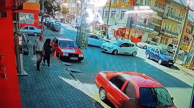 Üç Aracin Karistigi Kaza Güvenlik Kamerasinda