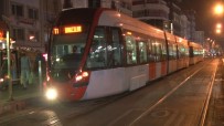 Aksaray'da Tramvay Ile Peron Arasina Sikisan Adami Itfaiye Kurtardi