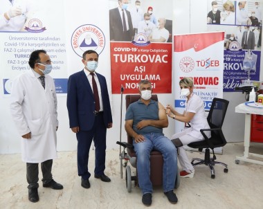 Yerli Korona Virüs Asisi TURKOVAC, Gelistirildigi ERÜ'de Gönüllülere Uygulaniyor