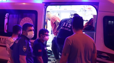 Caddedeki Kazada Park Halindeki 8 Araç Zarar Gördü, Çikan Kavgada 3 Kisi Biçakla Yaralandi