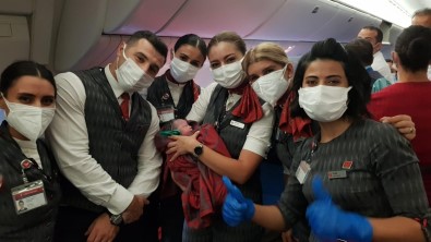 THY'nin Tahliye Uçusunda Afgan Bir Kiz Çocugu Dünyaya Geldi